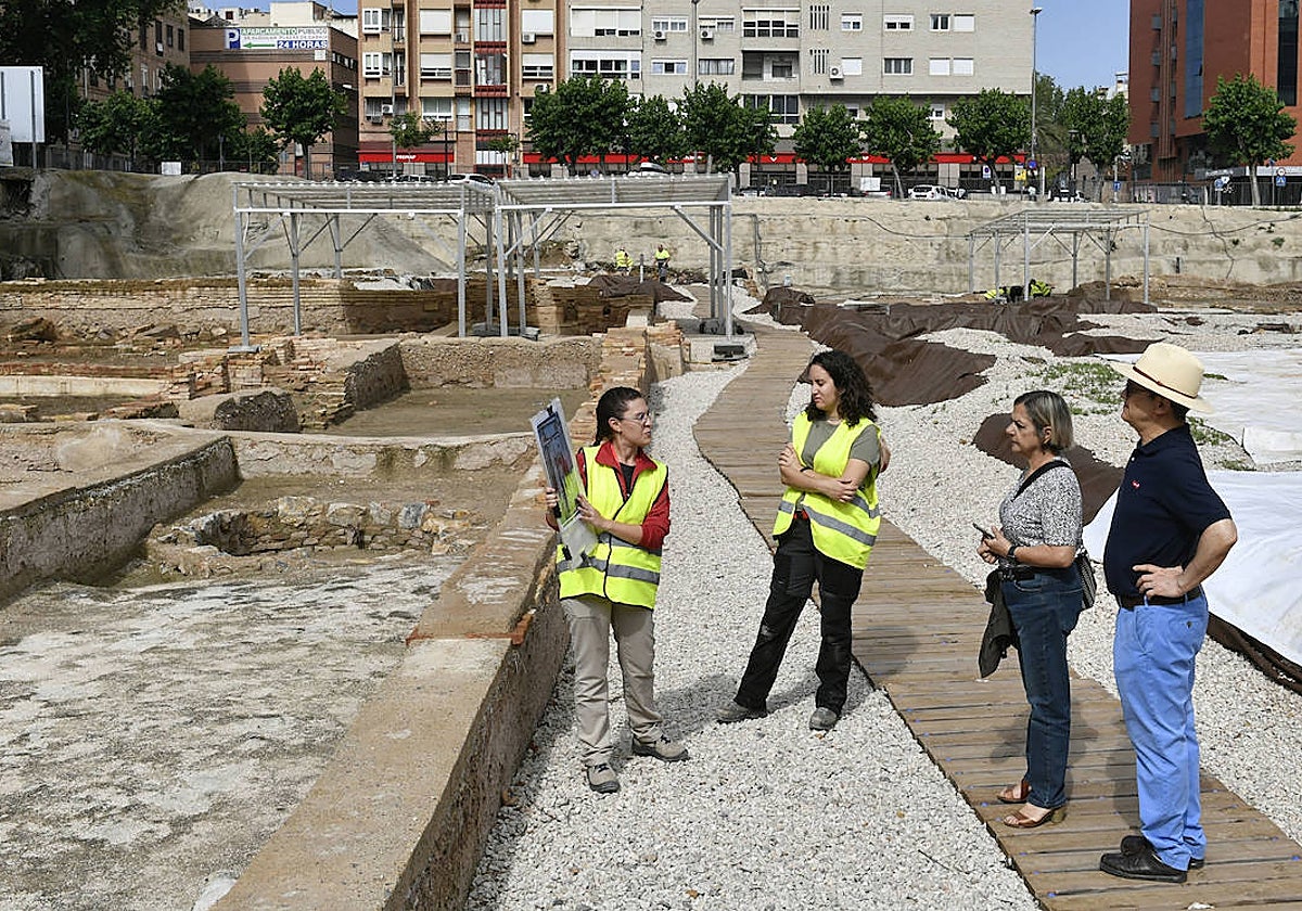 Los dos primeros visitantes reciben explicaciones sobre la calle Ñ de Alicia Hernández, ante la presencia de Irene González.
