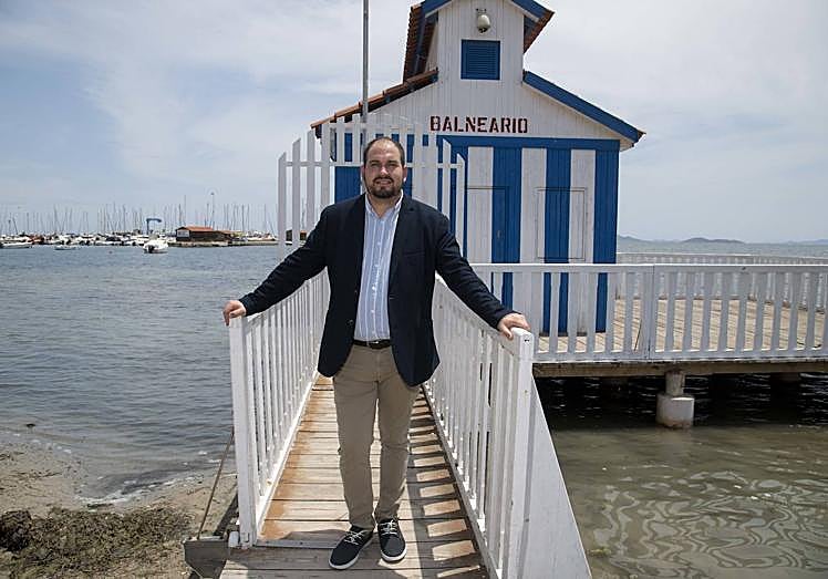 Mario Pérez Cervera, frente al balneario de la playa de la Concha.