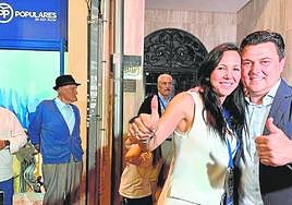 José Miguel Luengo y su mujer, en la puerta de la sede del PP, en pleno festejo postelectoral la noche del domingo.