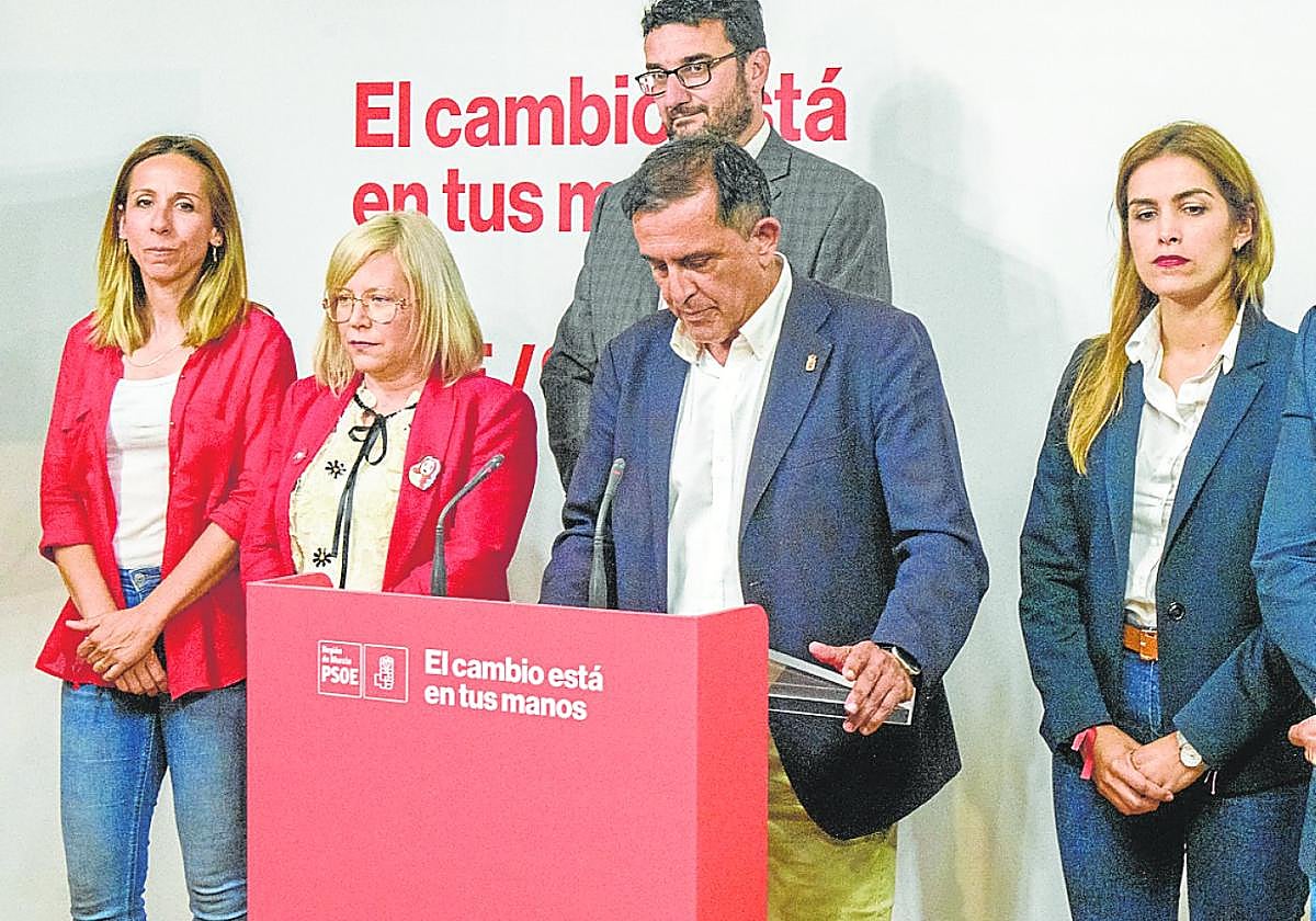 Serrano, junto a unos cariacontecidos miembros de su candidatura, en la noche del domingo.