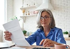 Una mujer consulta documentos.