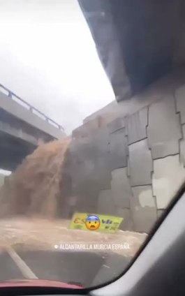 Una rambla desbordada provoca una cascada en el túnel de Alcantarilla