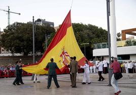Arriado de bandera en el puerto de Cartagena por el Día de las Fuerzas Armadas, en una foto de archivo.
