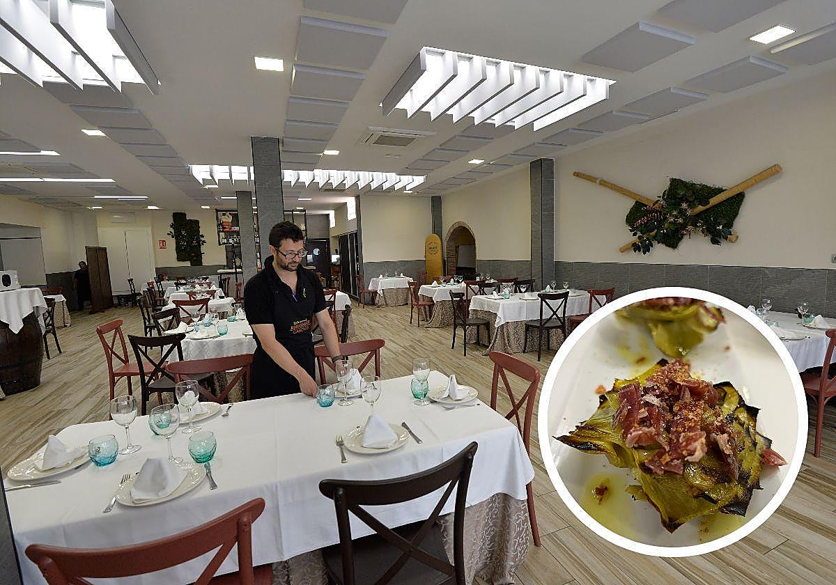El personal de sala prepara las mesas en el comedor.