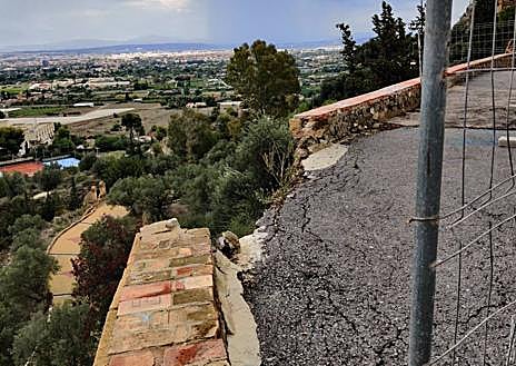 Imagen secundaria 1 - Desprendimiento en el santuario de la Fuensanta y un árbol derribado junto a la plaza de toros de Murcia.