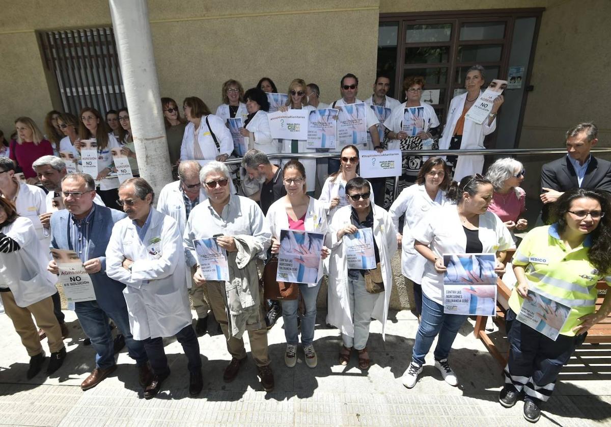 Profesionales concentrados este miércoles frente al centro de salud de San Andrés, en Murcia, en protesta por el aumento de agresiones.