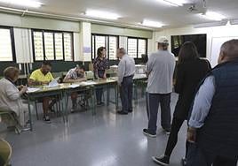 Varios votantes hacen cola en un colegio de Murcia este pasado domingo.