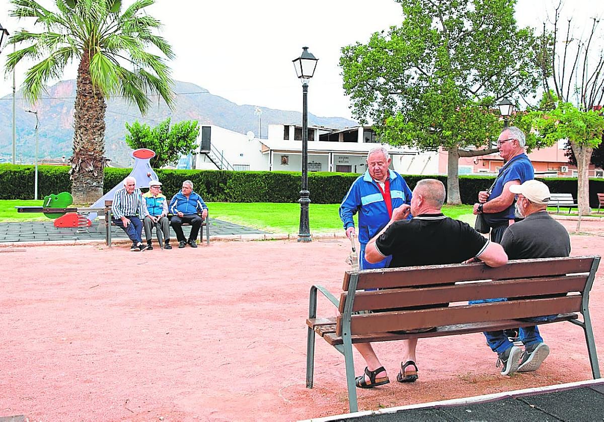 Vecinos de La Campaneta, ayer, charlan en el parque de la pedanía.