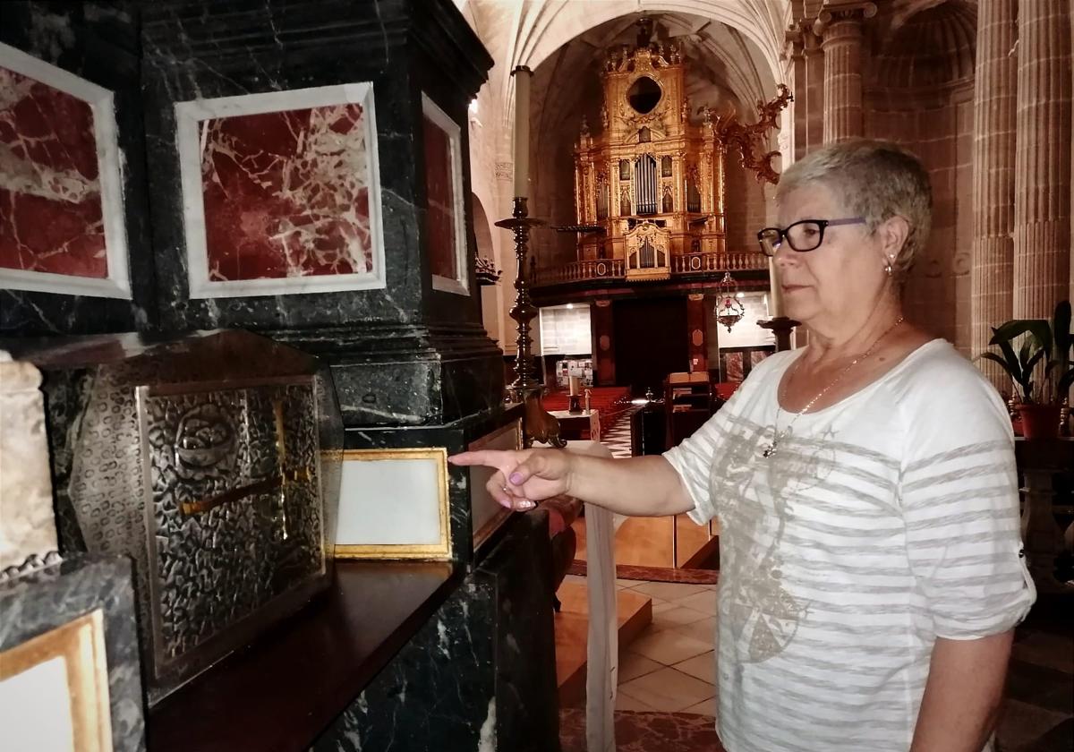 La sacristán de la iglesia de Santiago señala el lugar en el que encontró hurgando al caco.