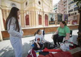 Irene Pellicer, Nuria Pina y María Reñasco, este jueves por la mañana, en la cola.