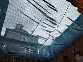 Acumulaciones de granizo en un toldo de Caravaca.