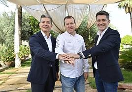 Pedro García, Pablo González y Pedro Zaplana, este jueves, en la presentación del proyecto en la Finca de la Cabaña Buenavista.