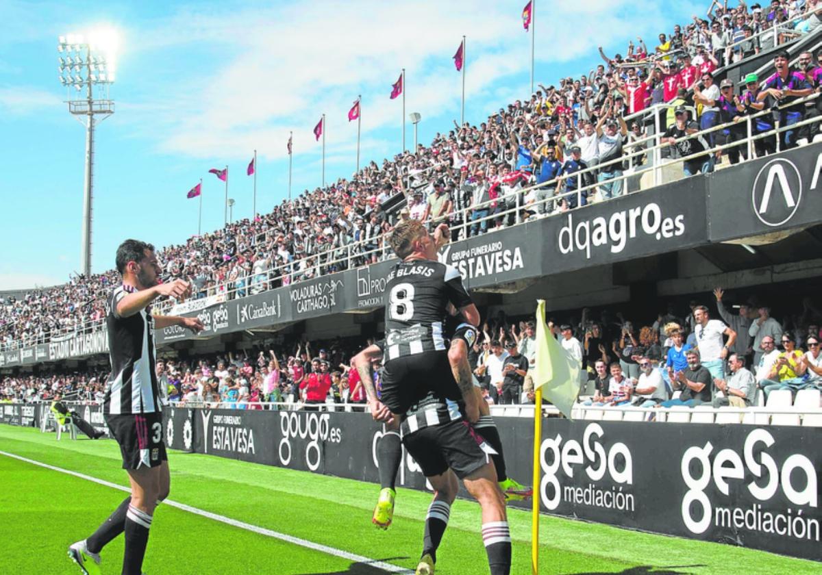 Martos, De Blasis y Darío Poveda celebran un gol al Sporting, en la última victoria del año.