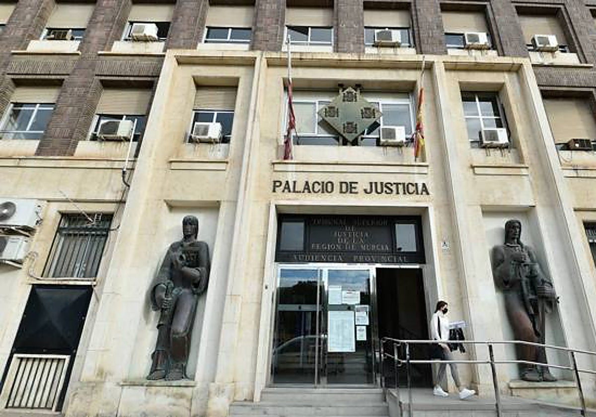 Una mujer abandona la sede del Palacio de Justicia de Murcia, sede de la Audiencia Provincial.