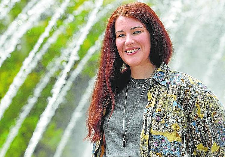 La artista Cristina Franco Roda 'Menganitadecual' en la Plaza Circular de Murcia, este viernes.