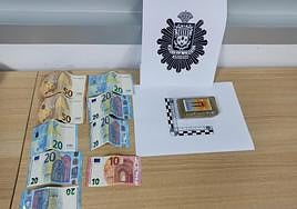 Los agentes encontraron una pastilla de hachís de unos 100 gramos y más de 200 euros.