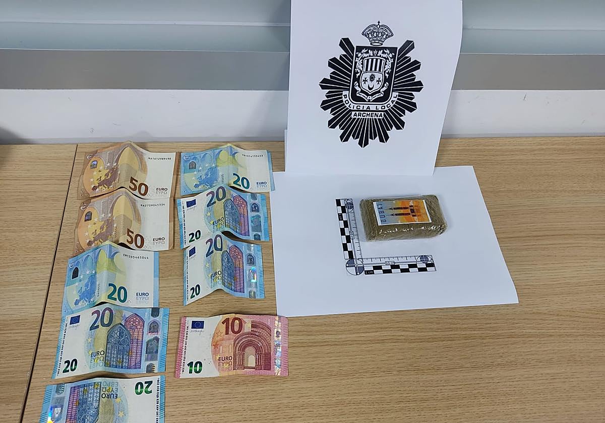 Los agentes encontraron una pastilla de hachís de unos 100 gramos y más de 200 euros.