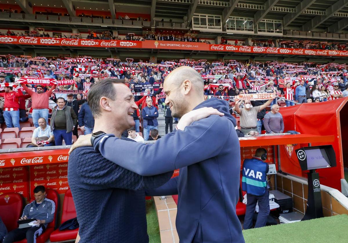 Joseba Etxeberria saluda a Miguel Ángel Ramírez, técnico del Sporting, en la última visita del Mirandés a El Molinón.