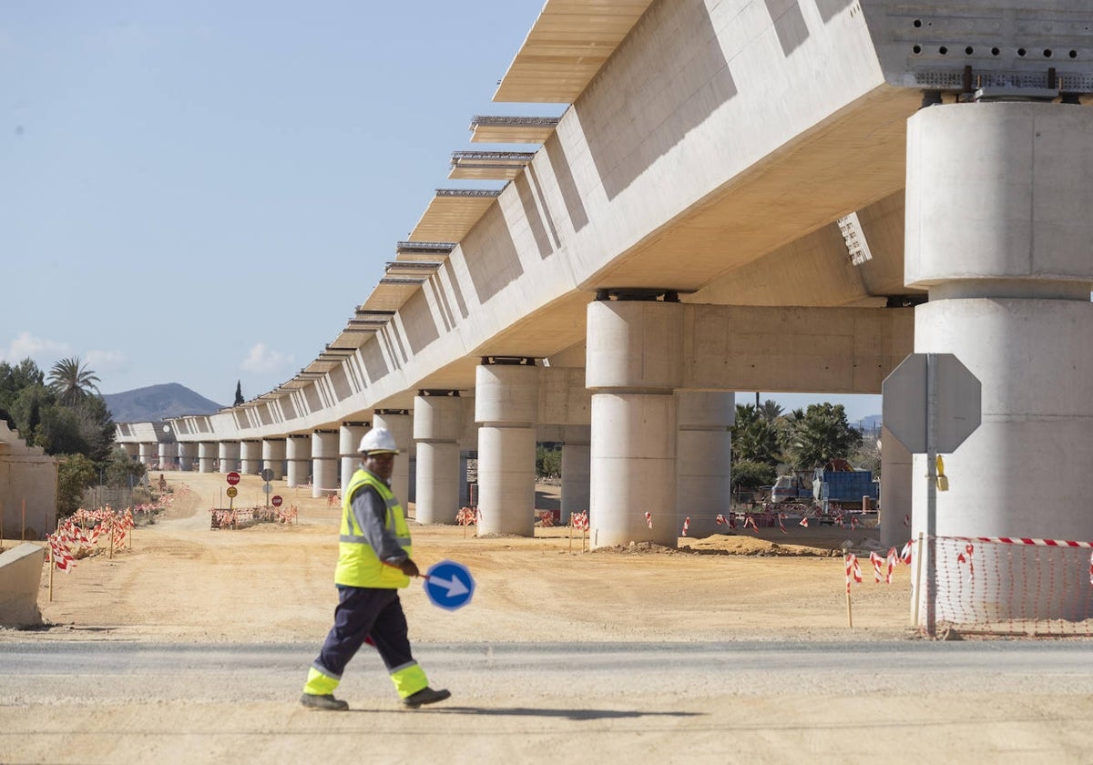 Construcción de la plataforma de la línea de alta velocidad entre Murcia y Almería, en la zona de Sangonera.