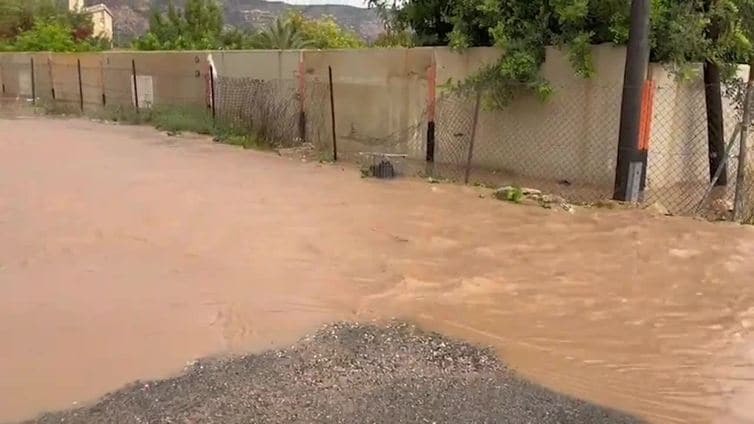 Una tromba de agua anega varias vías en Alhama de Murcia