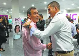 Un simpatizante saluda a José López, en la sede de MC, durante la noche electoral.