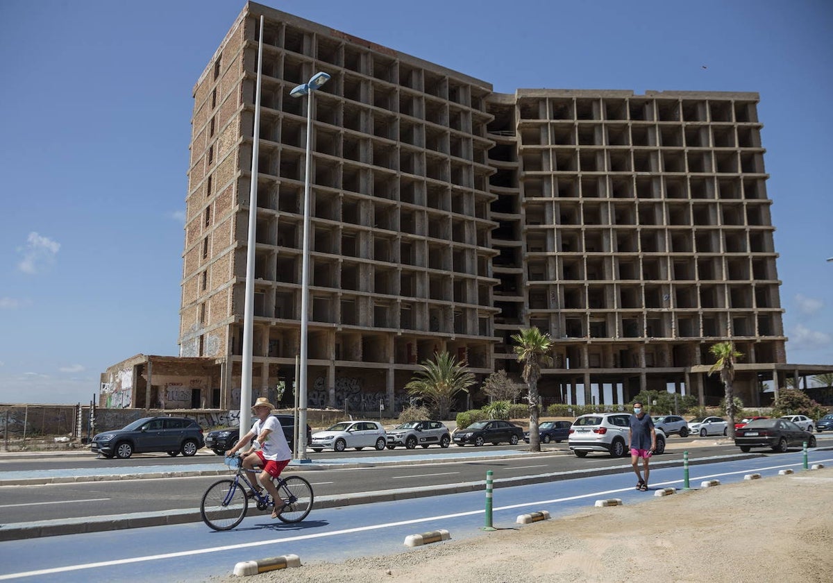 La estructura abandonada del edificio Lagomar, en La Manga del Mar Menor.