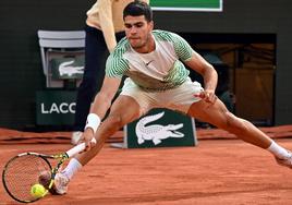 Carlos Alcaraz en el partido frente a Denis Shapovalov en la tercera ronda de Roland Garros.