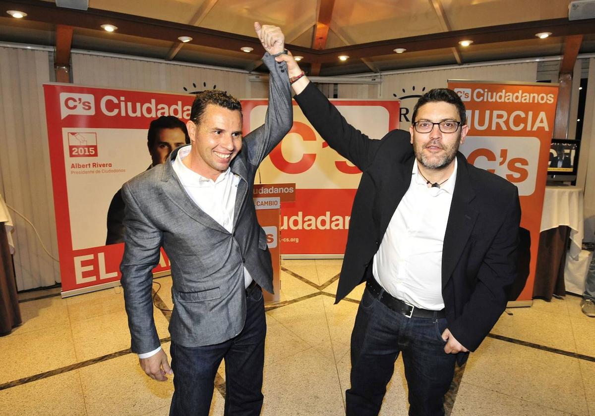 Mario Gómez y Miguel Sánchez celebran eufóricos los resultados de las elecciones municipales y autonómicas de 2015.