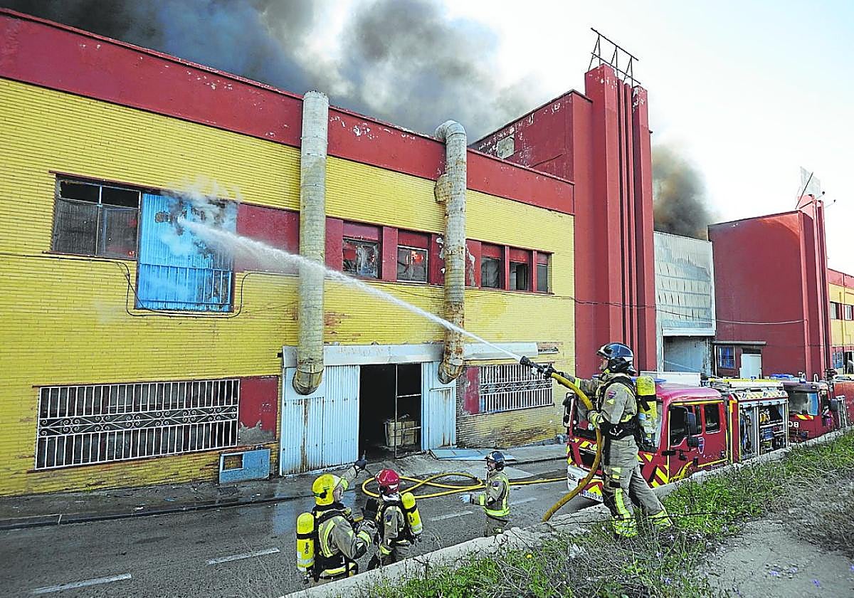 Incendio de una fábrica en el polígono molinense de La Polvorista, en una imagen de archivo.