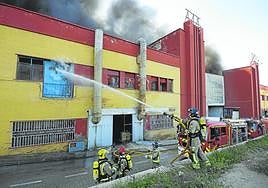 Incendio de una fábrica en el polígono molinense de La Polvorista, en una imagen de archivo.