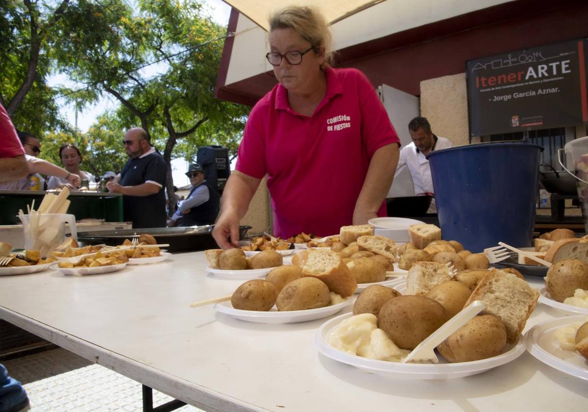 Patatas asadas, fritas y cocidas listas para su degustación en el día de este tubérculo que celebra La Puebla.