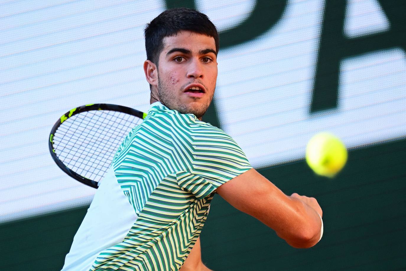 Alcaraz vence a Musetti en Roland Garros