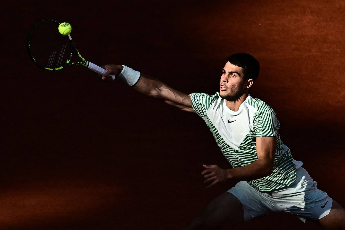 Alcaraz vence a Musetti en Roland Garros