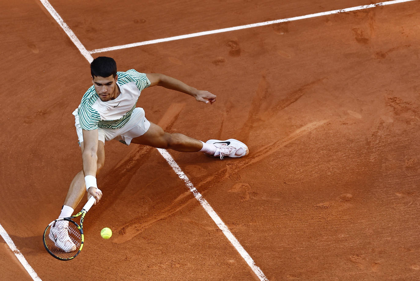 Alcaraz vence a Musetti en Roland Garros