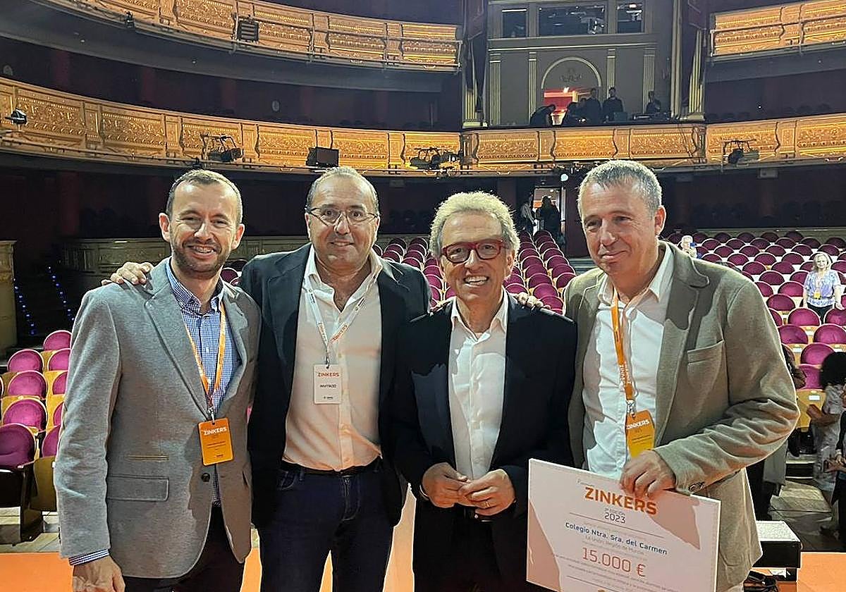 A la derecha en la imagen, el profesor de El Asilo, Ginés Caparrós, con un diploma, junto al presentador Jordi Hurtado y otros dos asistentes al evento.