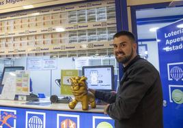 Miguel, dueño de la administración Migueliko, encargada de haber repartido dos primeros premios en el mismo día.