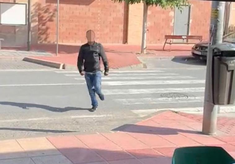 El hombre, justo antes de lanzarse contra el cristal.