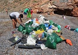 Limpieza de basura en Cala Salitrona.