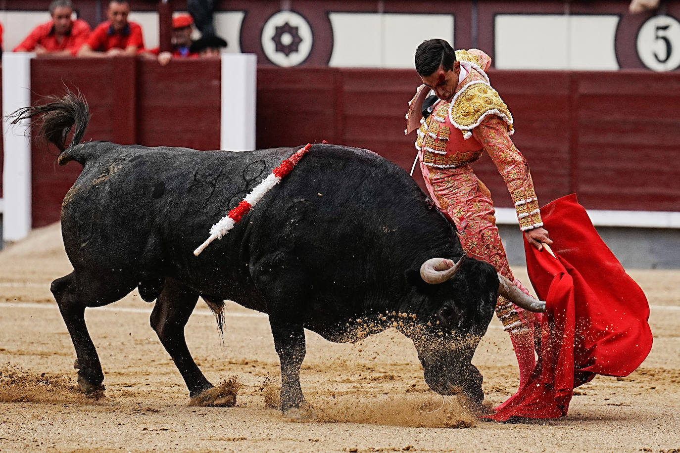 La corrida de Paco Ureña en la Feria de San Isidro en Las Ventas, en imágenes