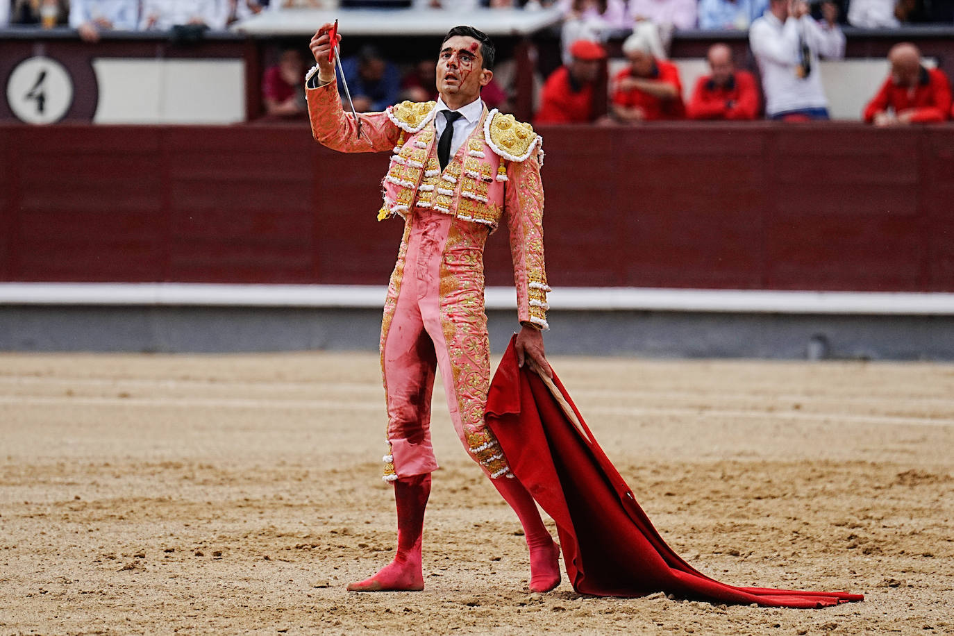 La corrida de Paco Ureña en la Feria de San Isidro en Las Ventas, en imágenes