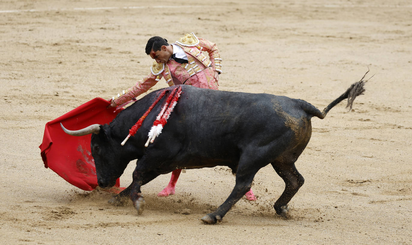 La corrida de Paco Ureña en la Feria de San Isidro en Las Ventas, en imágenes