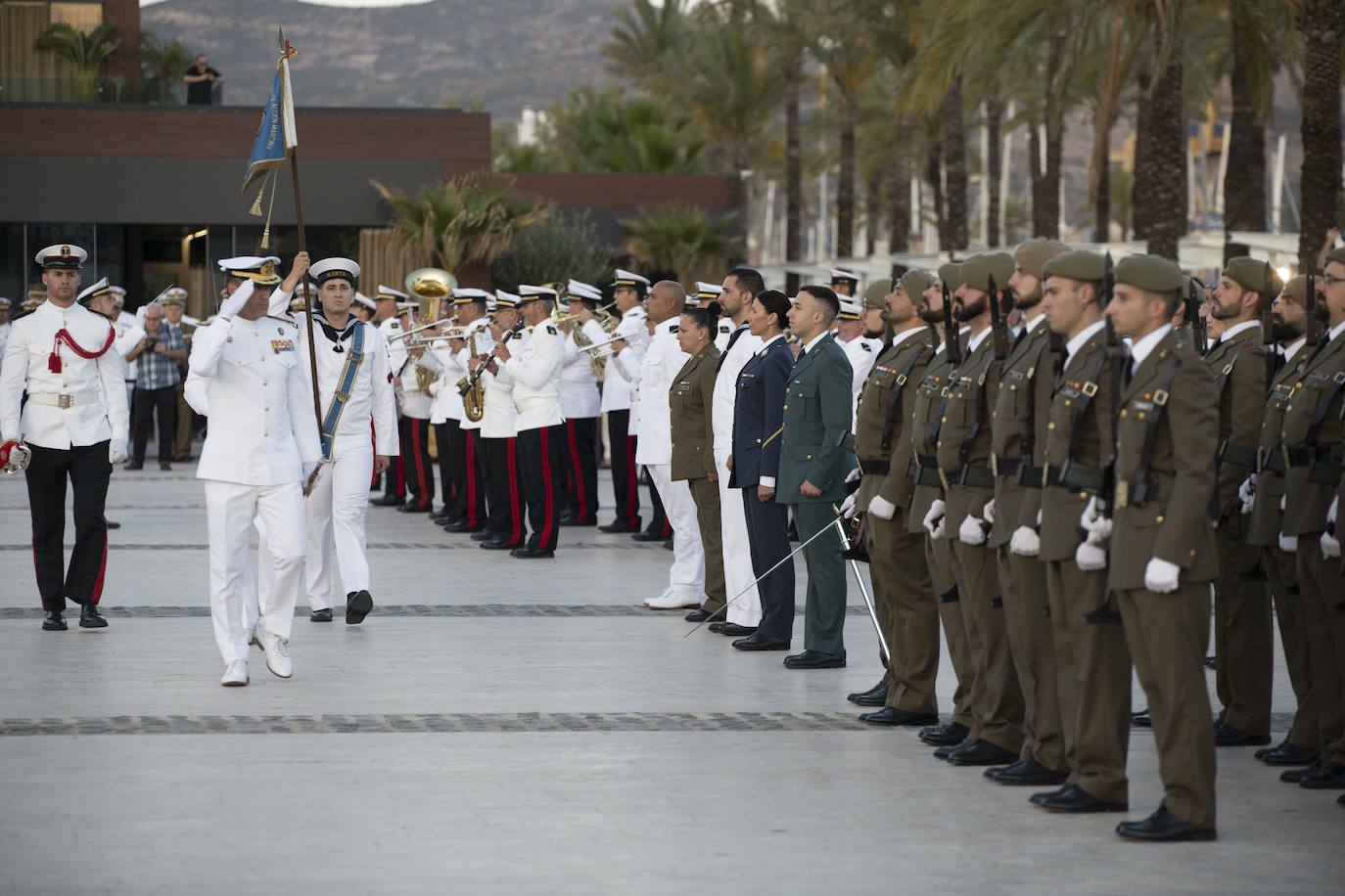 Los militares homenajean a la Bandera en Cartagena