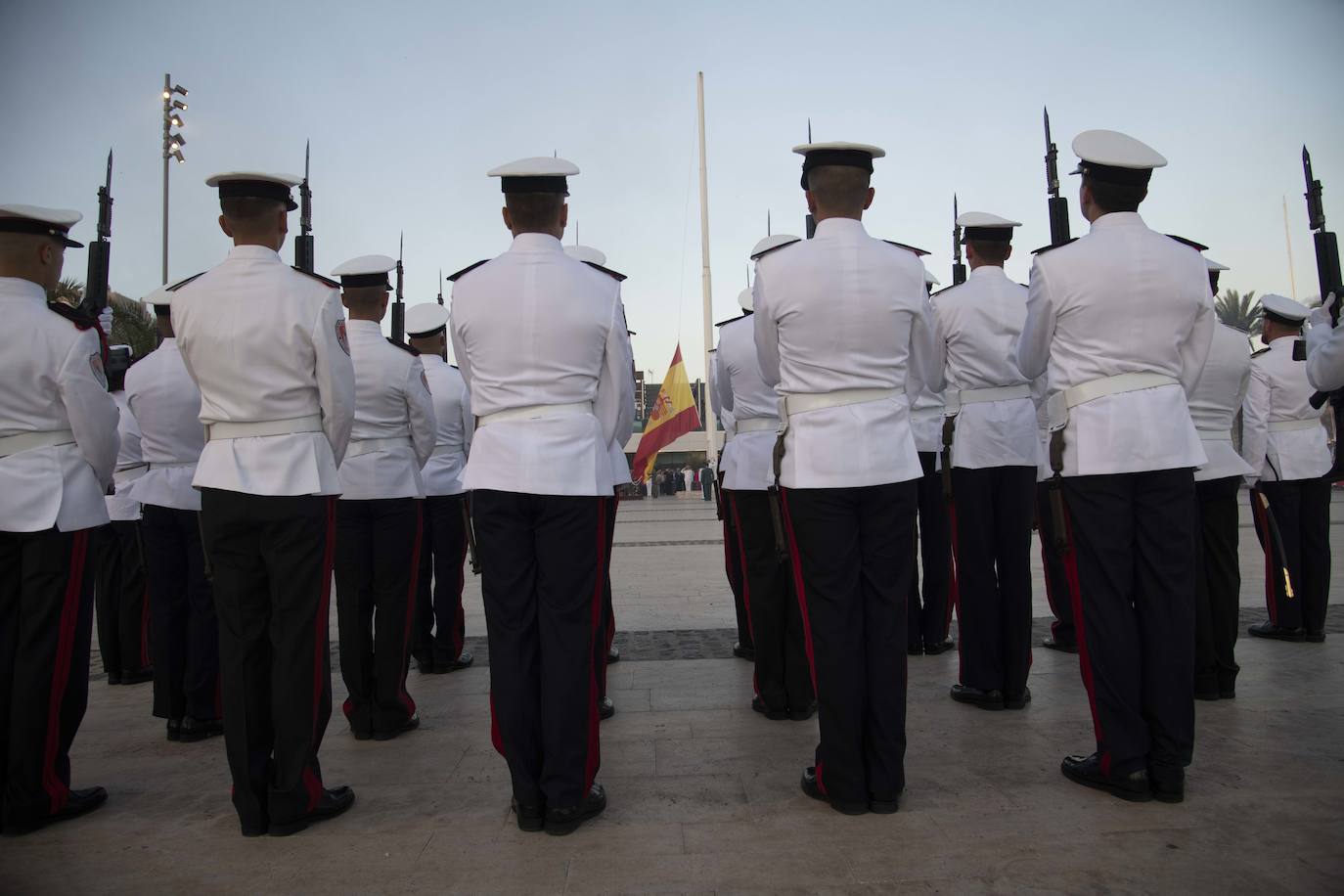 Los militares homenajean a la Bandera en Cartagena