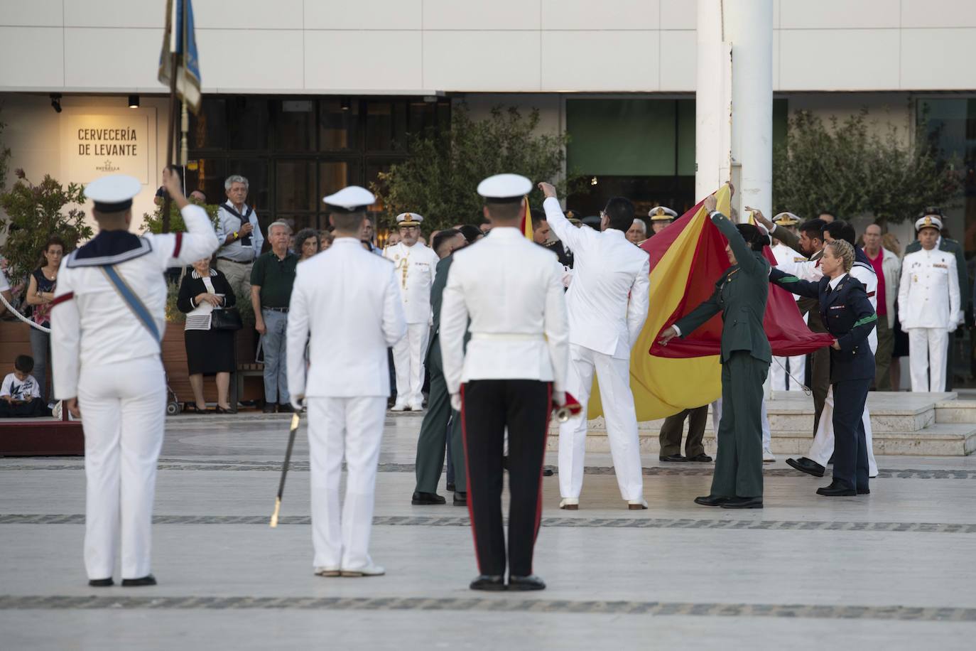Los militares homenajean a la Bandera en Cartagena