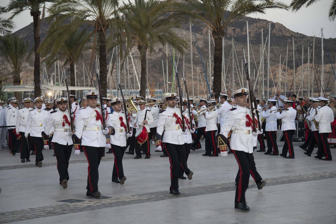 Los militares homenajean a la Bandera en Cartagena