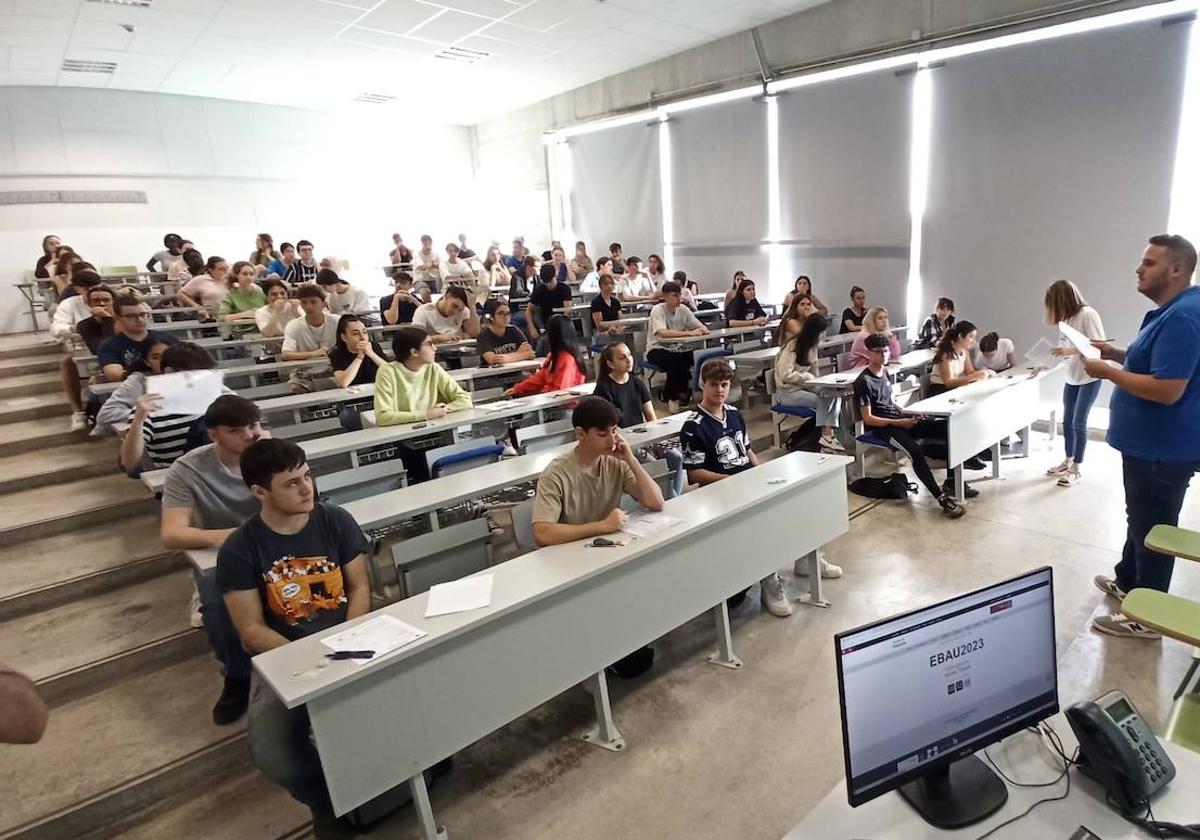 Varios jóvenes preparados para realizar el primer examen de la Ebau este lunes en Murcia.