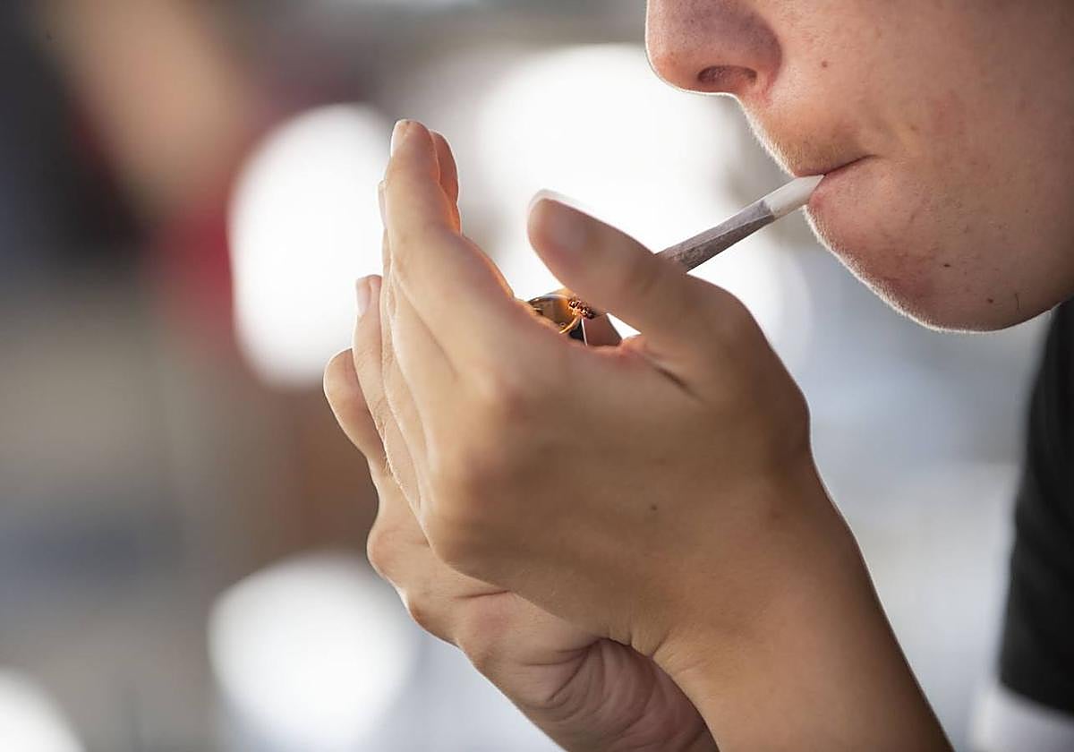 Una mujer se enciende un cigarro en una imagen de archivo.
