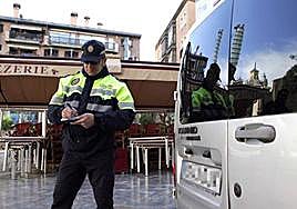Un agente de la Policía Local de Murcia impone una sanción a un vehículo en una fotografía de archivo.