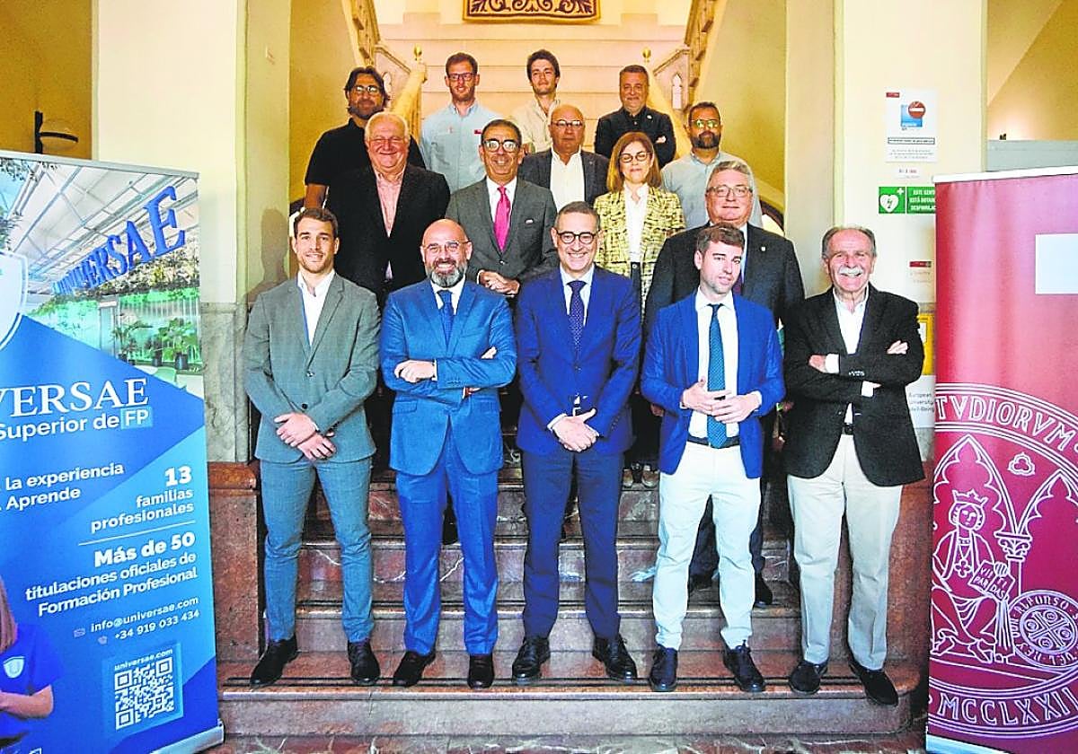 Representantes de la UMU y de Universae, ayer, tras la firma del convenio de colaboración.