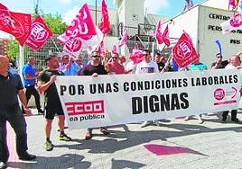Representantes sindicales y efectivos de la Policía Local se manifiestan, ayer, en Caravaca.